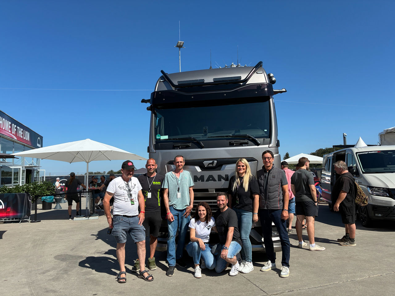 Das ganze Team vor dem neuen MAN TGX in der Truckers‘ Edition